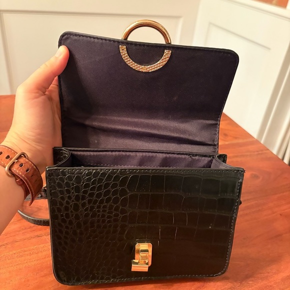 Aldo Black Croc Embossed Crossbody Bag Purse Handbag Gold Detail Belt Strap LN - Picture 3 of 7